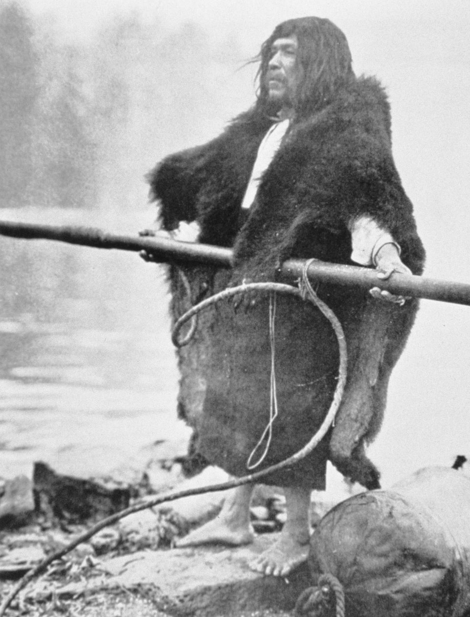 Nootka-intiaani valaanpyyntiharppuunalla, n. 1900 (b/w kuva) tekijältä Edward Sheriff Curtis