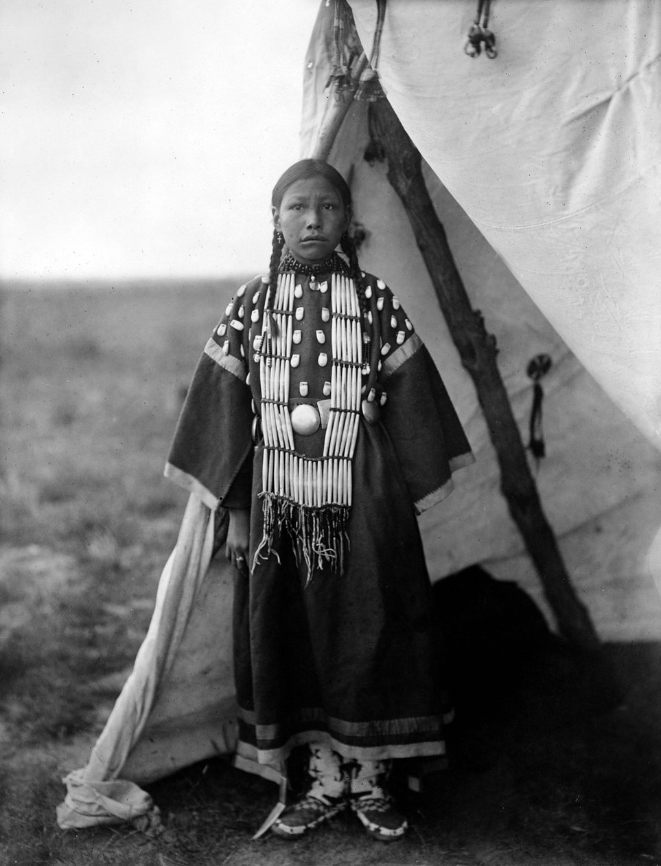 Rosa Lame Dog, Dakota nainen seisoo ovella Tipi, c. 1905, valokuva Edward S. Curtis tekijältä Edward Sheriff Curtis