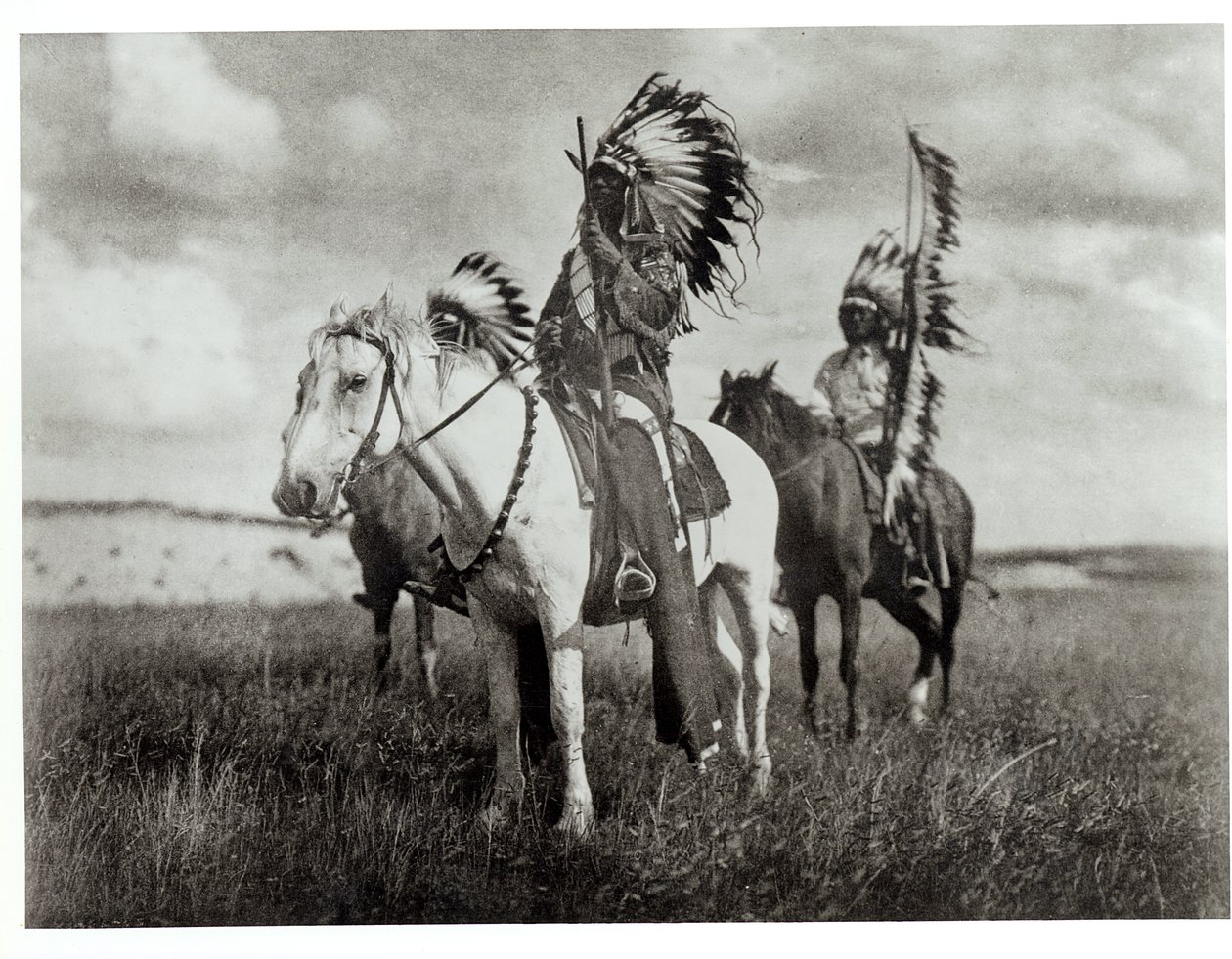 Sioux Chiefs, lautanen "Pohjois-Amerikan intiaanilta" tekijältä Edward Sheriff Curtis