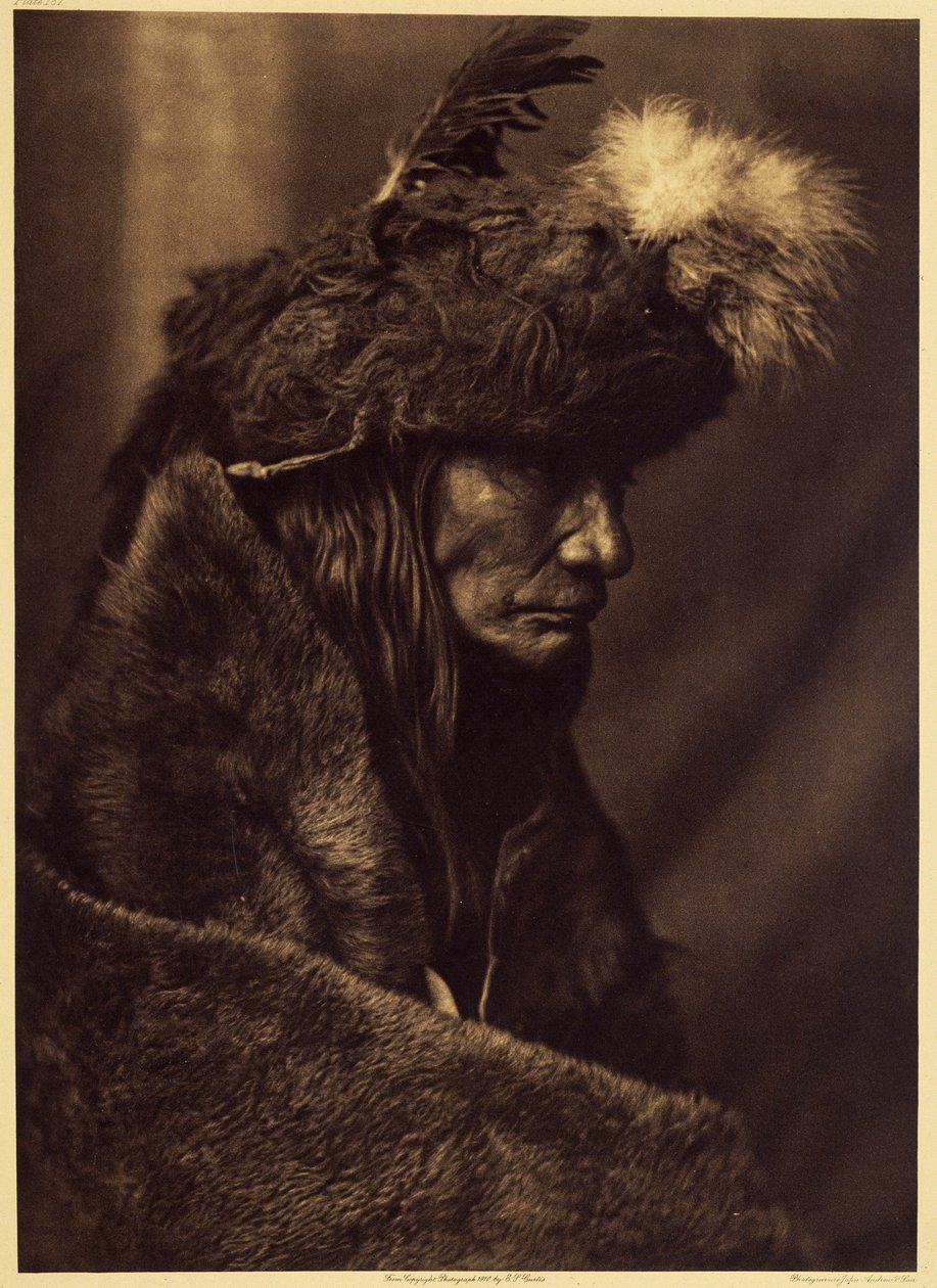 Tearing Lodge, Piegan. Pinokiminuksh on yksi harvoista Pieganin iän edistymisestä, jonka muisto on säilynyt uskollisena. Tehtiin vuonna 1835 nykyisessä Montana su Sudissa, ja siitä tuli arvokas tietolähde. Puhvelinnahkainen hattu on osa hänen sotapukuaan:  tekijältä Edward Sheriff Curtis
