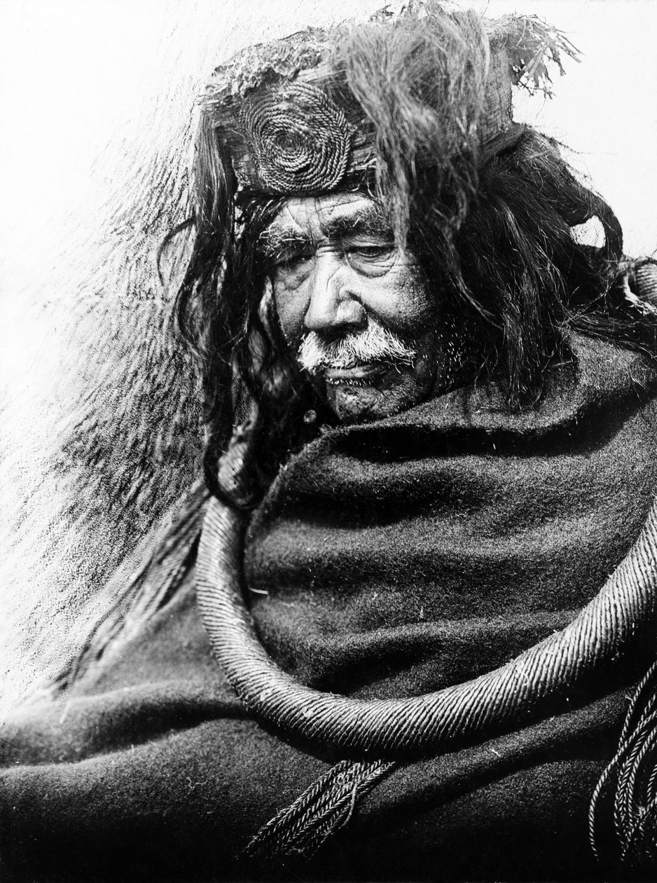 Hamatsa, Nakoaktok c. 1910 Puolipitkä muotokuva Nakoaktok-miehestä vasemmalle päin, yllään setrijuuren seremoniallinen silmukka. tekijältä Edward Sheriff Curtis