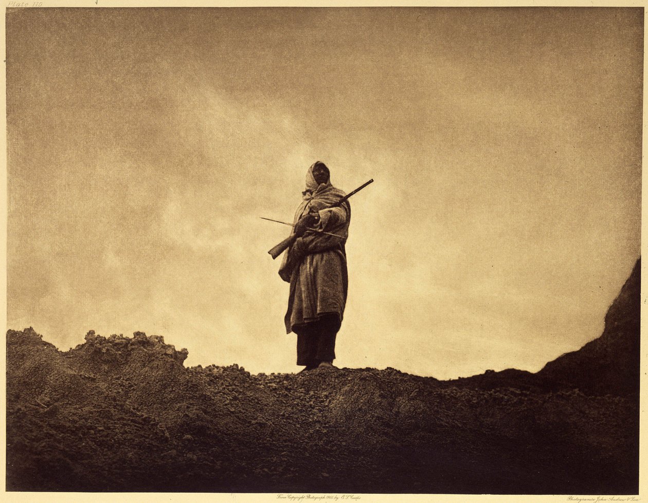 Lammas-lammasmetsästäjä, Sioux. Vain rohkeimmat metsästäjät etsivät vuoristolampaita, jotka laidunsivat Bad Landsin luotettavimmissa osissa. Kuva otettu Edward S. Curtisin Pohjois-Amerikan intiaanien tietosanakirjan (1868-1952) osasta 3, jossa tekijältä Edward Sheriff Curtis