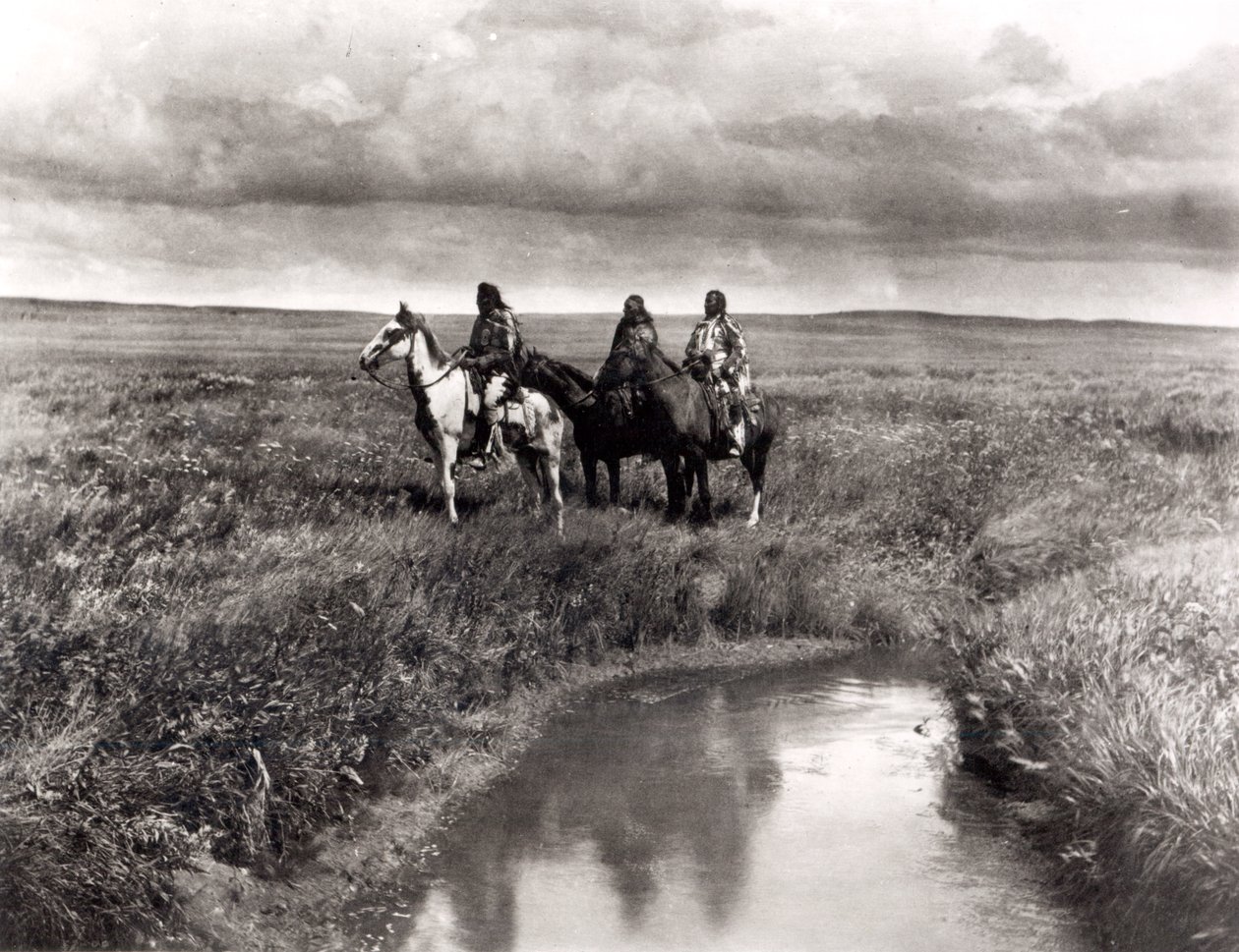 Kolme Amerikan intiaanipäällikköä, n. 1900 (syväpaino) (mustavalkoinen kuva) tekijältä Edward Sheriff Curtis