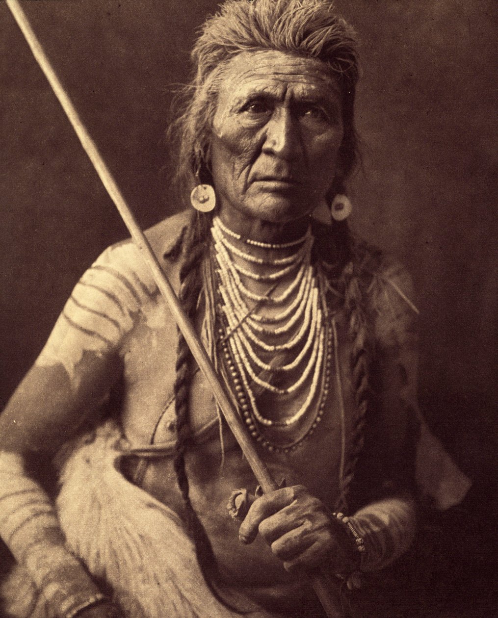 Wolf, Indian Apsaroke (Susi - Apsaroke kirjoitetaan joskus myös Absaroke) Kuva otettu osasta 4 tietosanakirjasta, jonka Edward S. Curtis (1868-1952) on julkaissut Pohjois-Amerikan intiaaneista, sekä Theodore Rooseveltin esipuhe. Vuosina 1907-1930 2 tekijältä Edward Sheriff Curtis