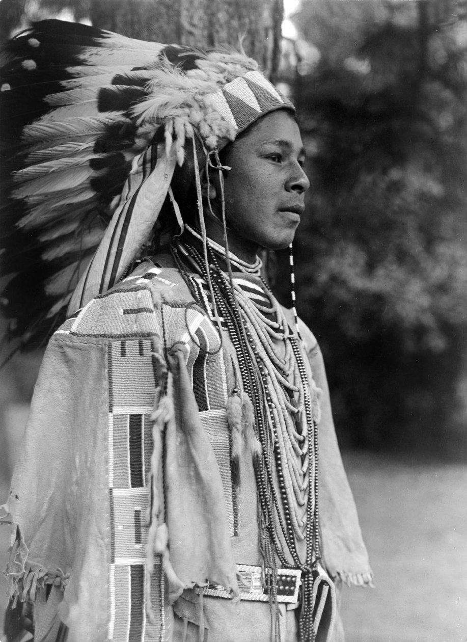 Nuoret juhlapuvussa, Umatilla, n. 1910, valokuva Edward S. Curtis tekijältä Edward Sheriff Curtis