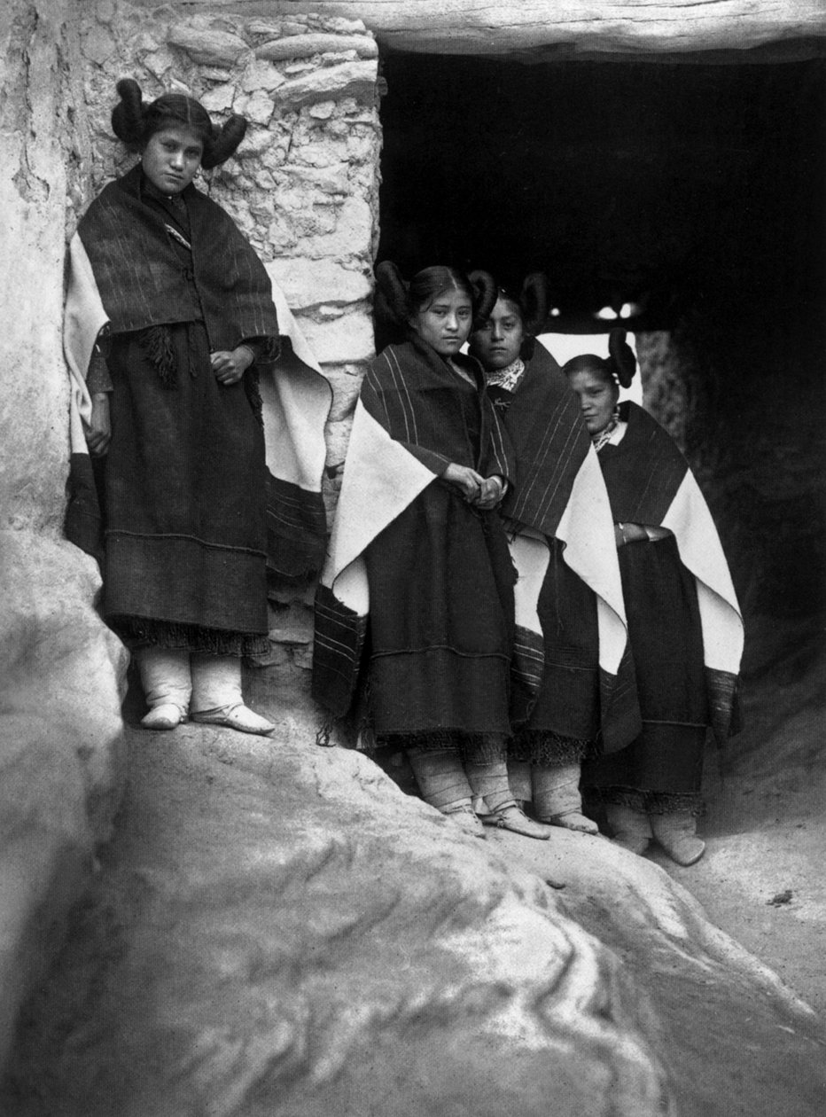 nuoret hopi-intiaanit Walpin kylässä (Arizona) tekijältä Edward Sheriff Curtis