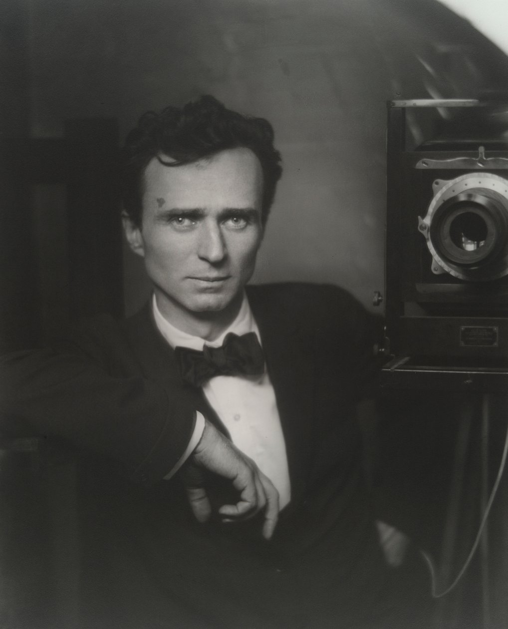Omakuva studiokameralla tekijältä Edward Steichen