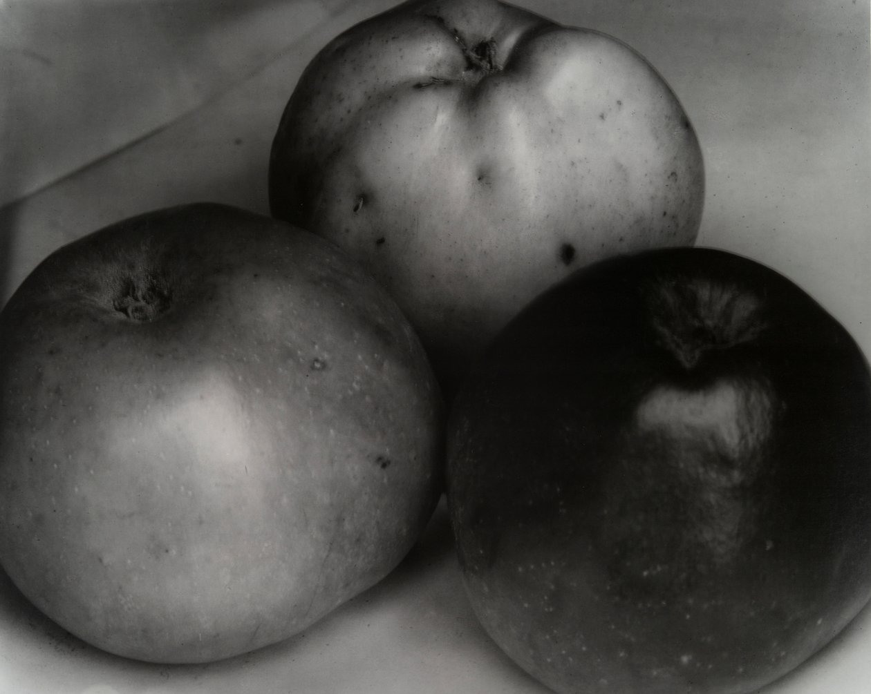 Kolme omenaa, Ranska, n. 1921 tekijältä Edward Steichen