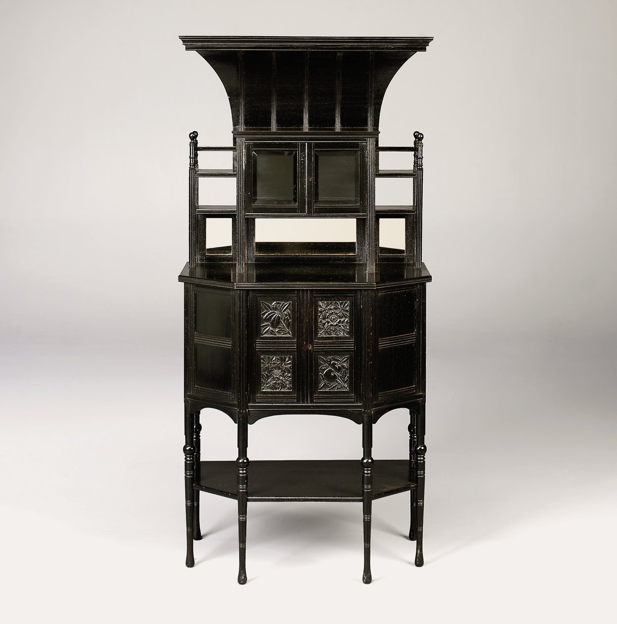 Ebonised Cabinet, noin 1873 tekijältä Edward William Godwin