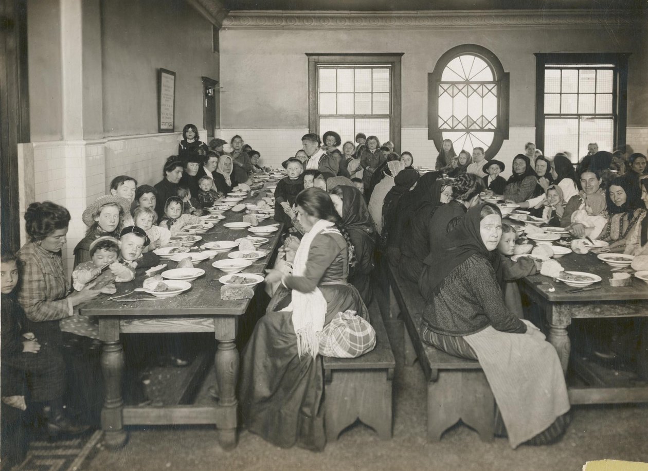 Maahanmuuttajat tarjosivat ilmaisen aterian Ellis Islandilla, n. 1906 (b/w kuva) tekijältä Edwin Levick