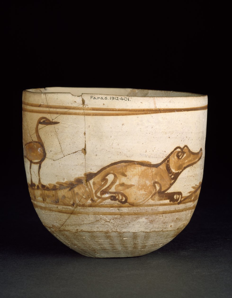 Kuppi koristeltu punaisella, jossa on kaksi krokotiilia ja lintuja pyrstöissään, 101-300 (poltettu Niilin siltti, valkopesty ja maalattu). tekijältä Egyptian