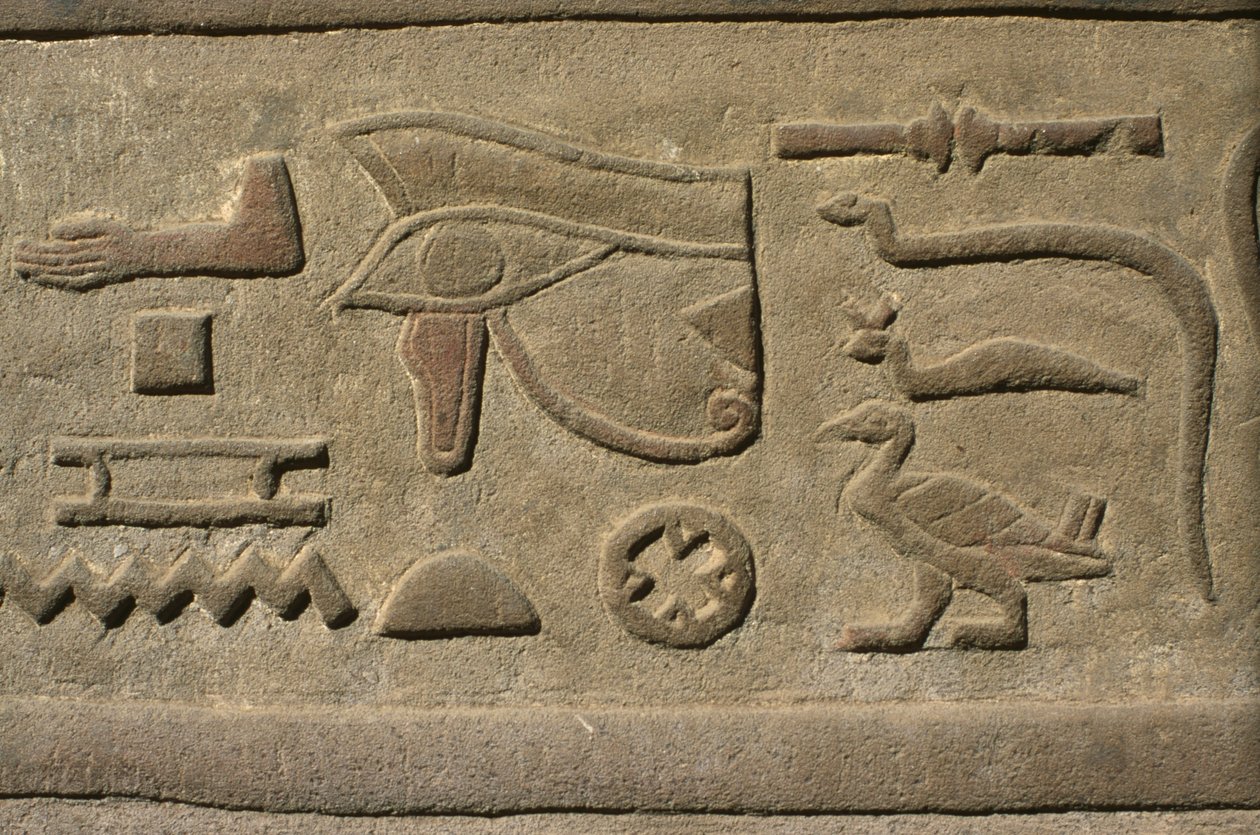 Yksityiskohta reliefistä, hieroglyfit kalkkikivestä tekijältä Egyptian