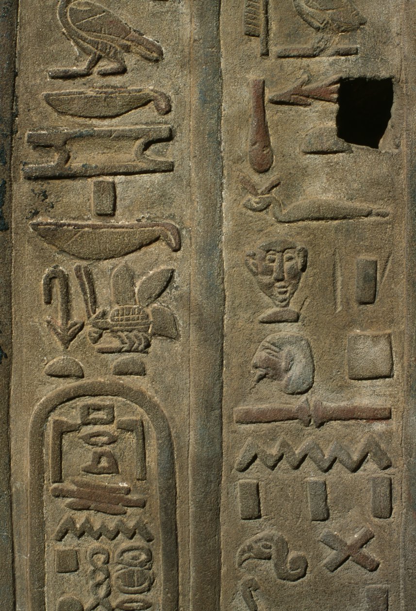 Yksityiskohta reliefistä, hieroglyfit kalkkikivestä tekijältä Egyptian
