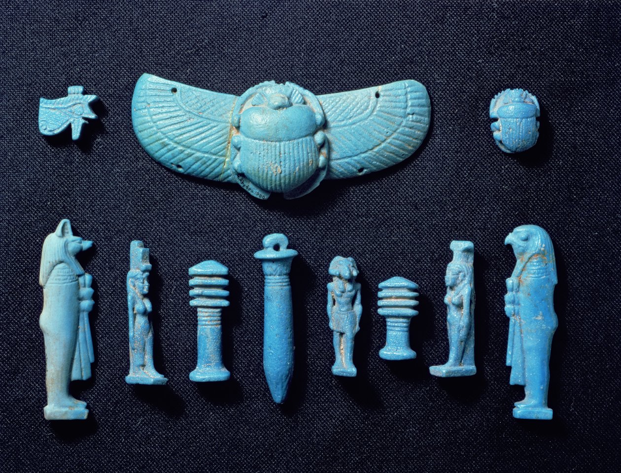 Egyptiläiset amuletit, Abydosista, luultavasti 18. dynastia, Uusi kuningaskunta, n. 1555-1337 eKr. (fajanssisinistä lasitettua keramiikkaa) tekijältä Egyptian