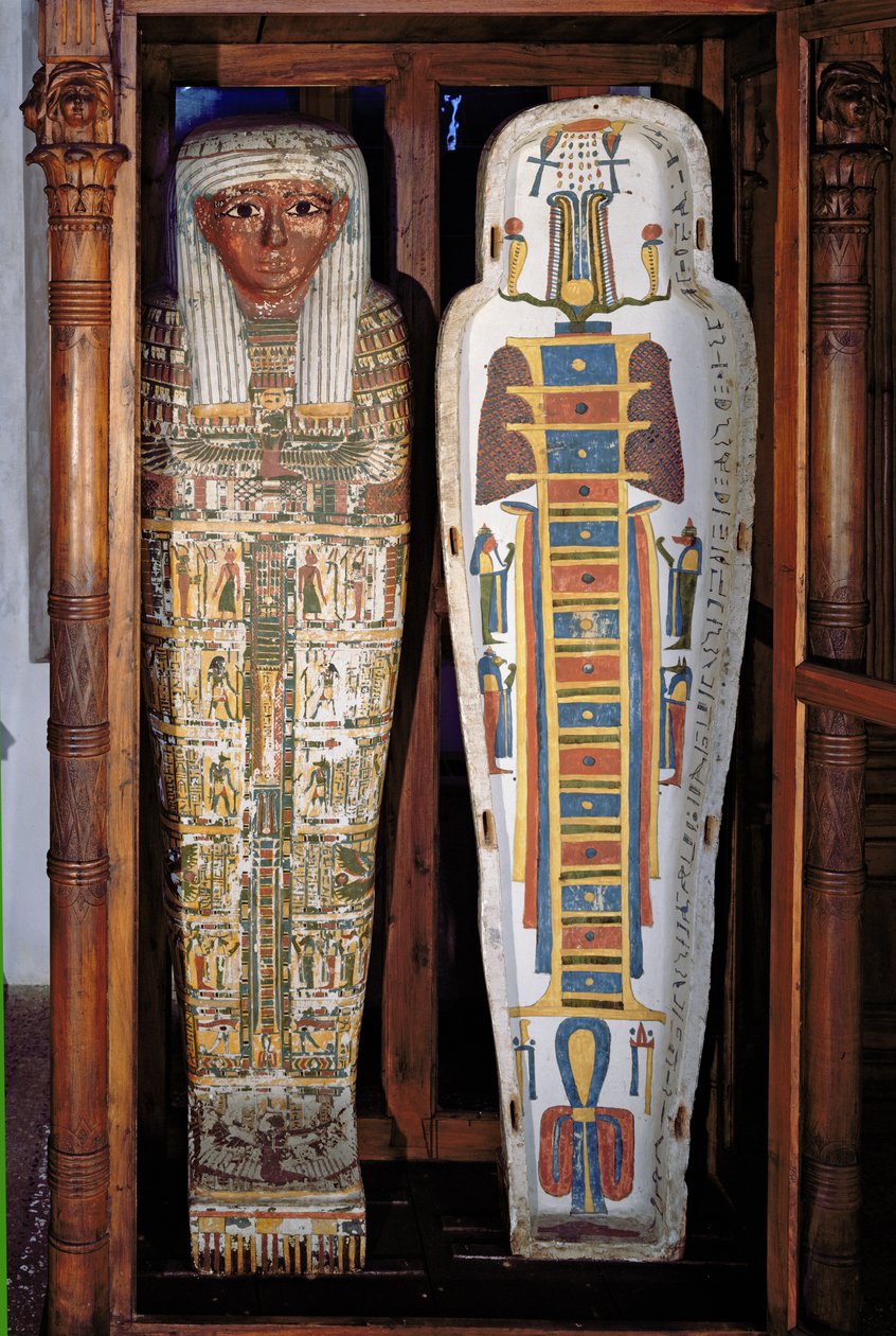 Hieroglyfeillä peitetty egyptiläinen sarkofagi (maalattu puu) tekijältä Egyptian