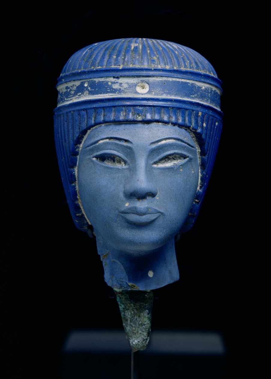 Väärennetty kuninkaallinen pää, jonka alun perin luultiin olevan Tutankhamon (puristettu lasi) (katso myös 93797) tekijältä Egyptian