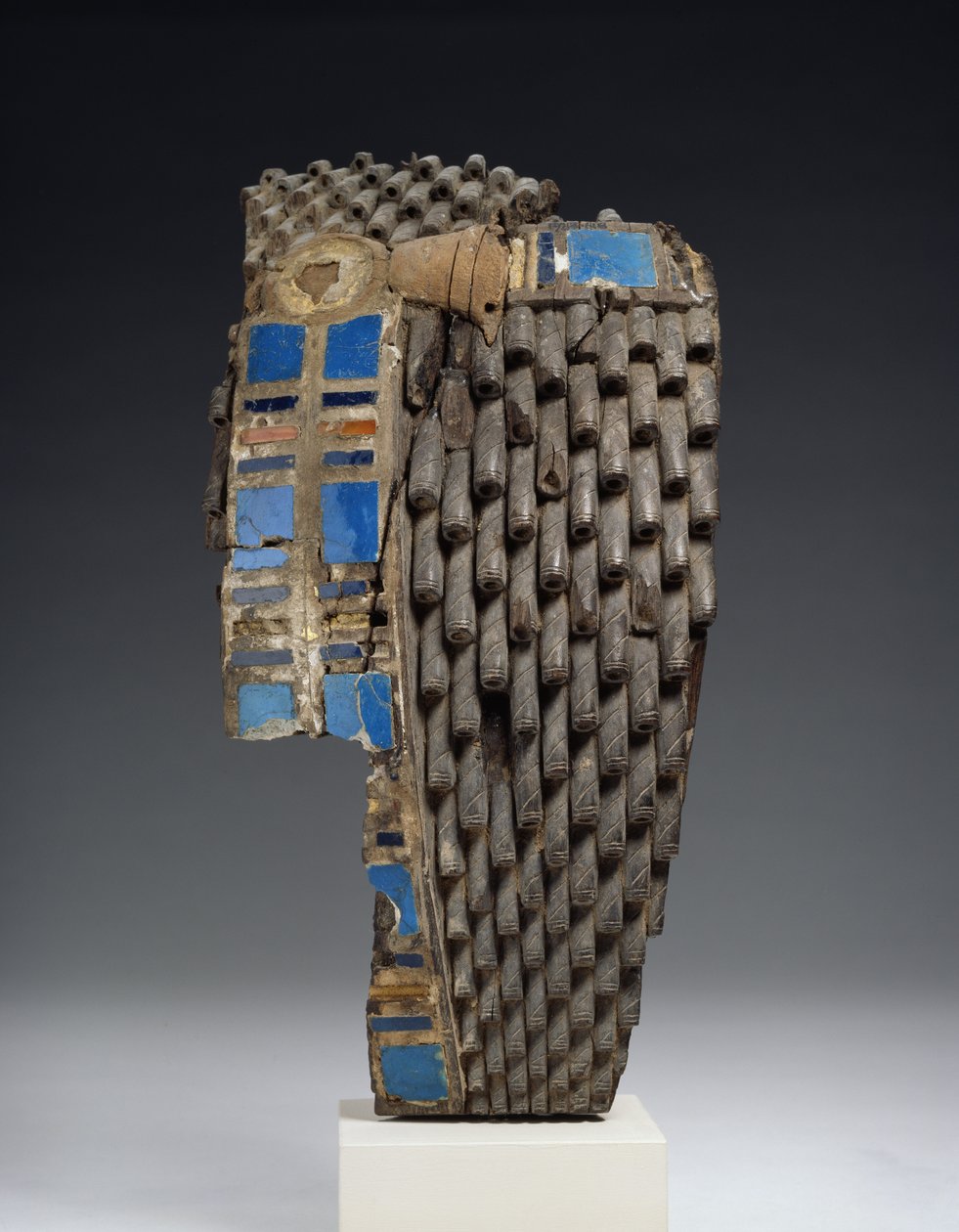 Fragmentti kuninkaallisesta peruukista, joka on veistetty puuhun, 18.–19. dynastia, n. 1540–1190 eKr. (puu, fajanssi, raakanahka, karneoli) tekijältä Egyptian