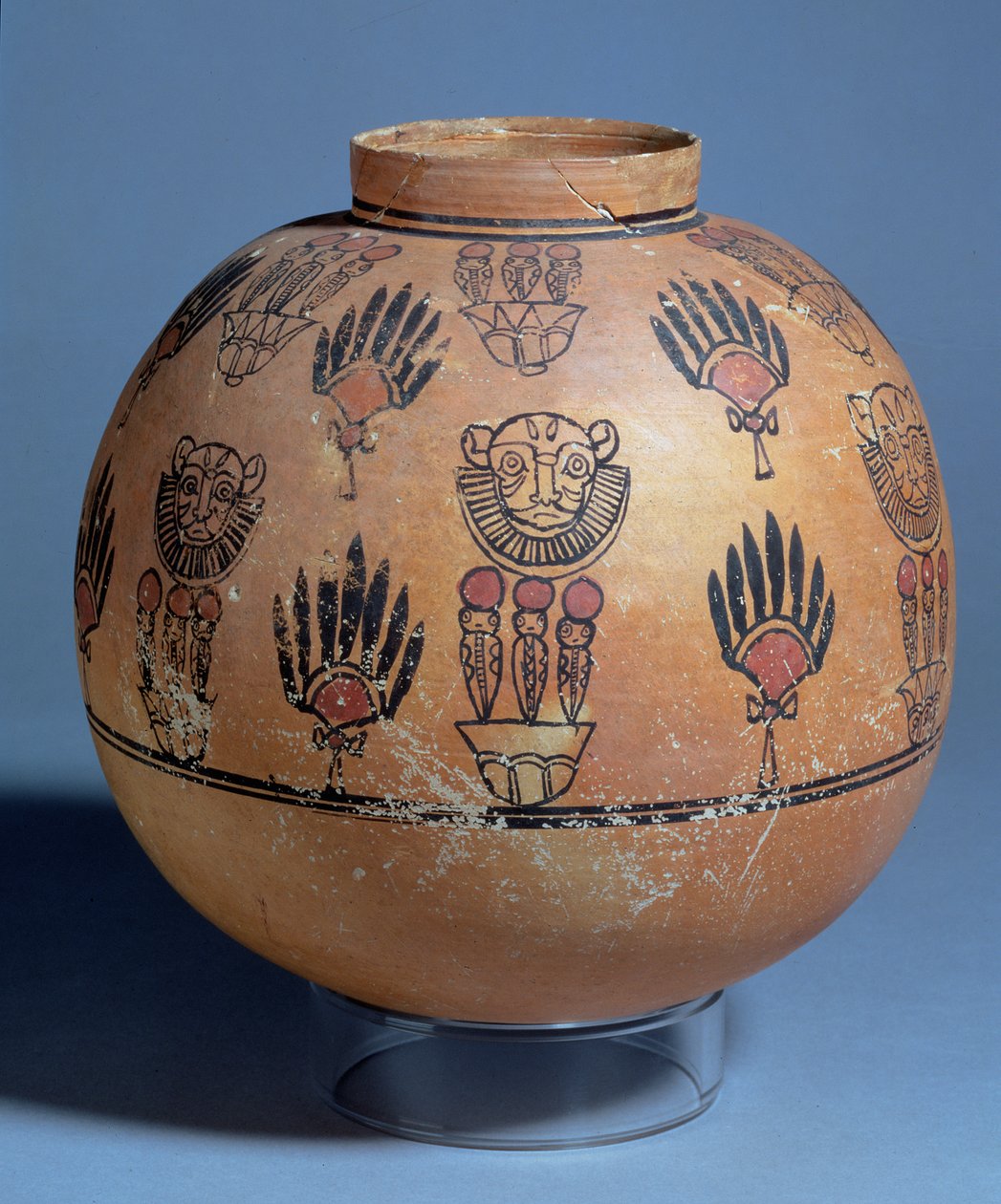 Leijonanaamioilla ja kobrajumalattarilla koristeltu ruukku lootuskukilla, haudasta 1090, Faras, Sudan, 1.-2. vuosisata jKr. (maalattu keramiikka). tekijältä Egyptian