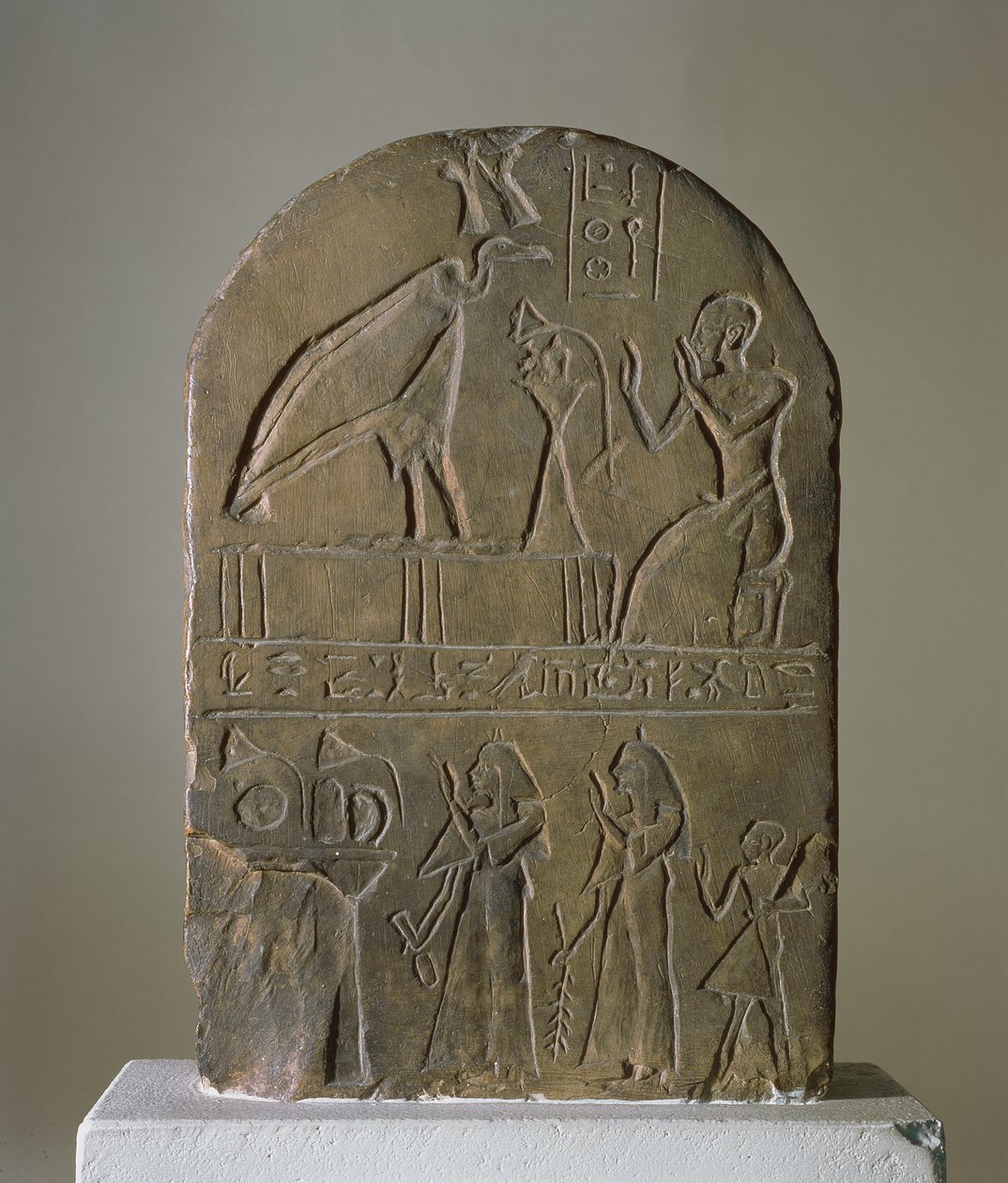 Korppikotkajumalattar Nekhbet of Nekheb (nykyaikainen El-Kab) Stela, jonka on pyhittänyt Horus Behdetyn temppelin pappi, joka näkyy ylärekisterissä, löydetty Edfusta (kalkkikivi) tekijältä Egyptian