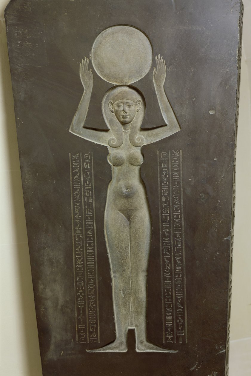 Jumalatarpähkinä nostaa aurinkoa, Djedhor-sarkofagin kannen kääntöpuolelta, n. 378-341 eKr. (basaltti) tekijältä Egyptian