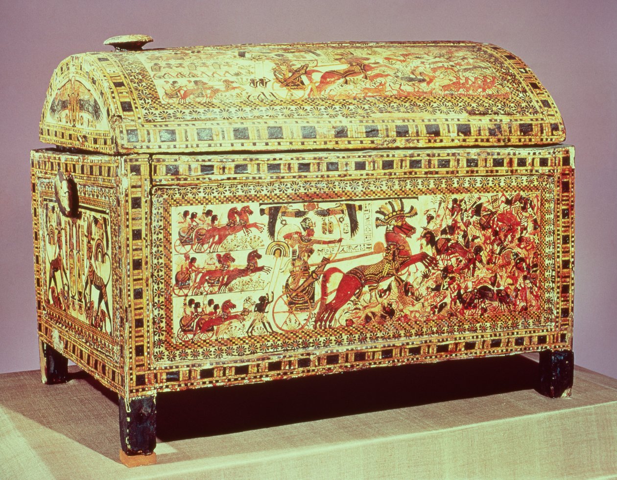 Tutankhamon (n. 1370-1352 eKr.) vaunuillaan hyökkäämässä aasialaisia vastaan, rinnan kyljessä, Uusi kuningaskunta, noin 1340 eKr. (maalattu puu) (katso myös 192484) tekijältä Egyptian