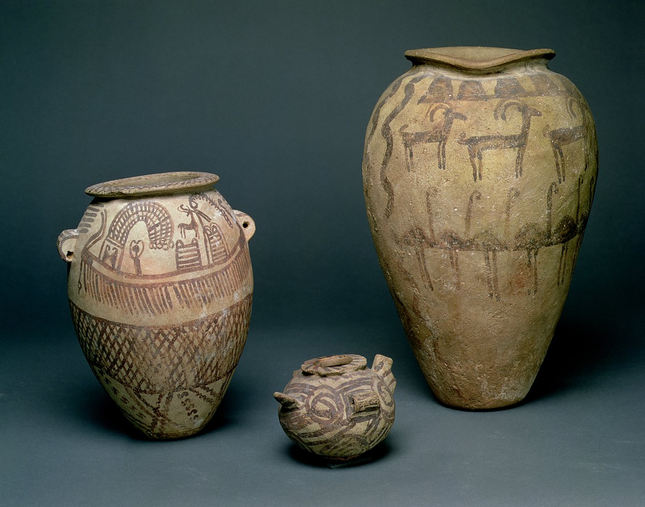 Maljakko koristeltu erilaisilla eläinfriiseillä ja geometrisilla kuvioilla, egyptiläinen, Naqada I -kausi (4000-3500 eKr.) ja Naqada II -kausi (3500-3100 eKr.) (terrakotta) tekijältä Egyptian