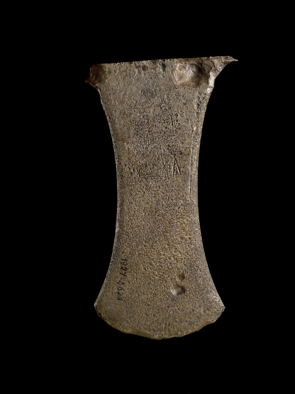 Litteä kuparilejeerinkikirves, jossa koverat sivut kupariseosta tekijältä Egyptian 18th Dynasty