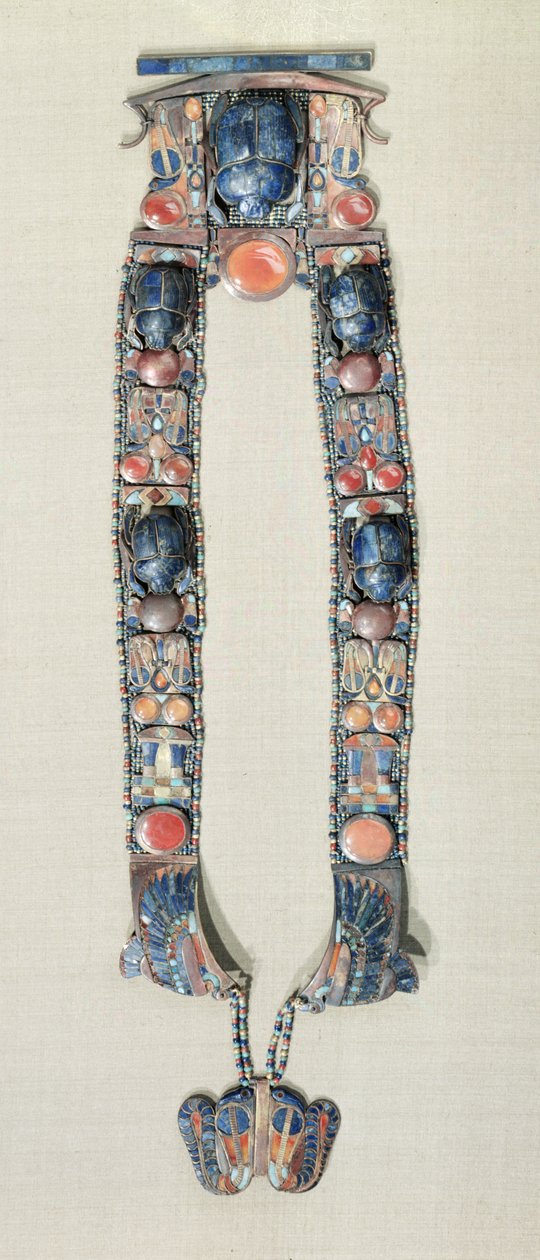 Kuninkaiden riipus, jossa on veneen muotoinen jumalten ylösnousemuksen symboli, Tutankhamonin haudasta n.1370-52 eKr. Uusi valtakunta kulta ja puolijalokivet. tekijältä Egyptian 18th Dynasty