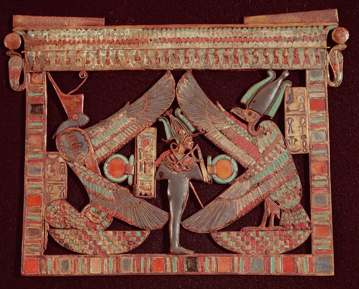 Rintalevy, joka kuvaa Osirista, jälkimaailman jumalaa, Tutankhamonin haudasta Kuninkaiden laaksossa Thebassa, n. 1361-52 eKr., Uusi kuningaskunta (kulta, lapis lazuli ym.) tekijältä Egyptian 18th Dynasty