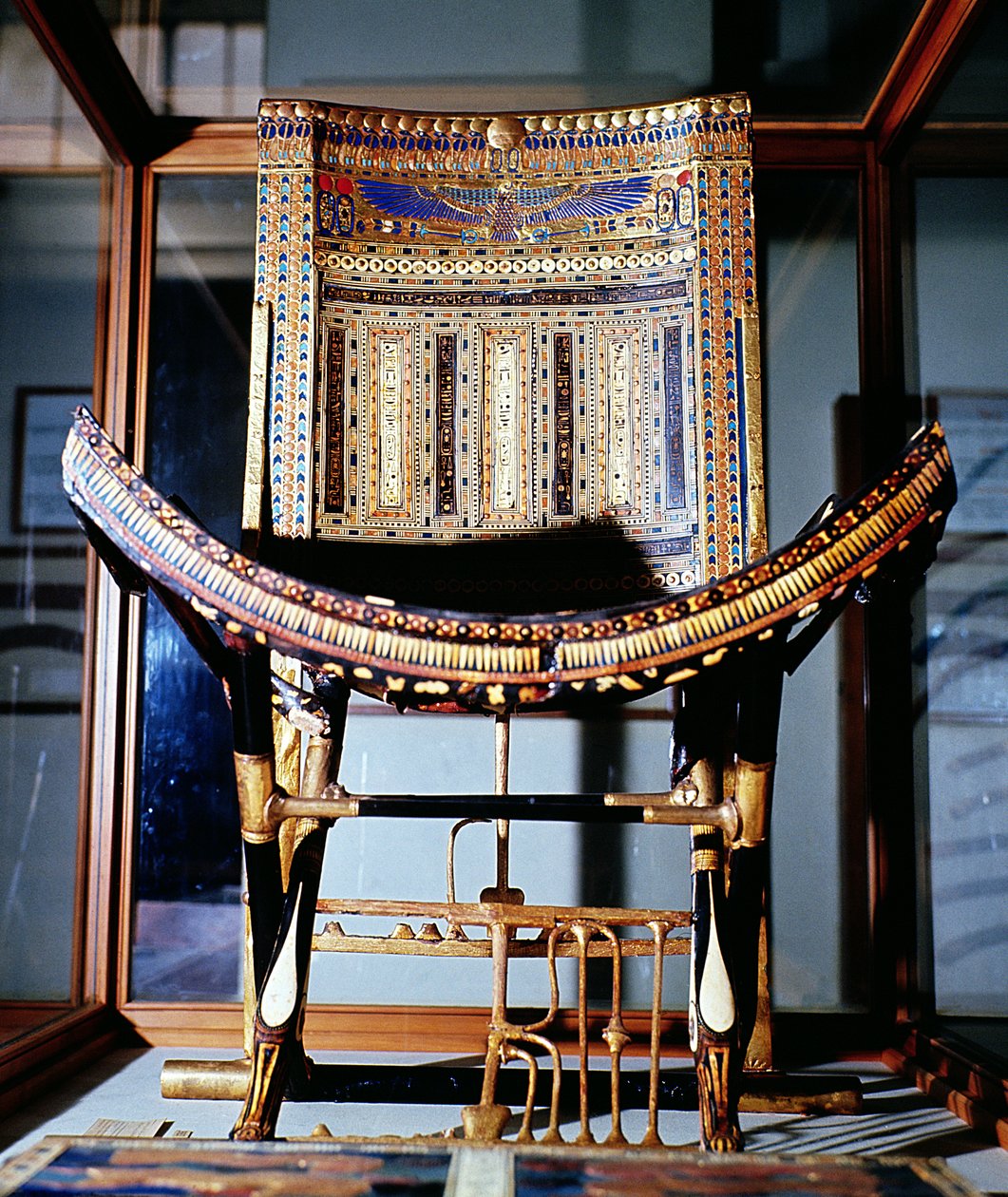 Kirkollinen tuoli, Tutankhamonin (n. 1370-52 eKr.) haudasta Thebesin kuninkaiden laaksossa, Uudessa kuningaskunnassa (uurteinen eebenpuu) (katso myös 149419) tekijältä Egyptian 18th Dynasty