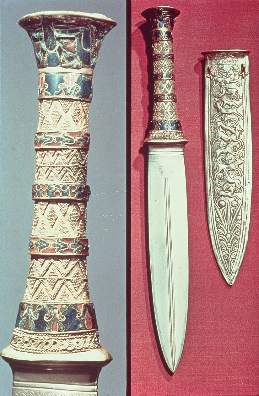Kultainen tikari ja tuppi, Tutankhamonin aarre, n. 1340 eaa tekijältä Egyptian 18th Dynasty