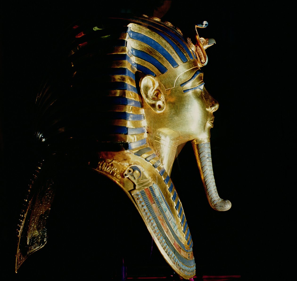 Tutankhamonin kultainen naamio, Tutankhamonin haudasta, (n. 1370-1352 eKr.) Uusi kuningaskunta (kullalla upotettu lapis lazulilla) tekijältä Egyptian 18th Dynasty