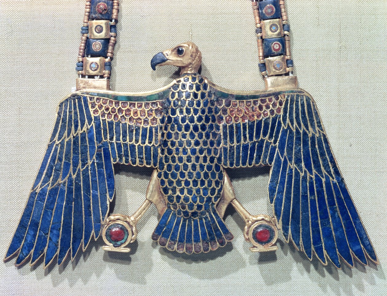 Kaulakoru korppikotka riipuksella, Tutankhamonin haudasta (n. 1370-52 eKr.) New Kingdom (kulta, jossa on lapis lazuli ja korneoli) tekijältä Egyptian 18th Dynasty