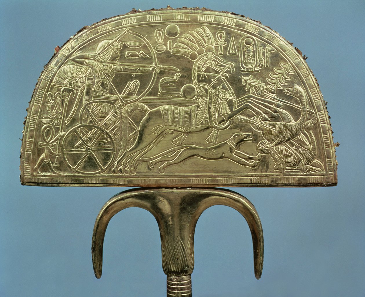 Strutsin höyhenviuhka Tutankhamonin haudasta (n. 1370-1352 eKr.) Uusi kuningaskunta (pekkikullalla päällystetty puu) (katso myös 227989) tekijältä Egyptian 18th Dynasty