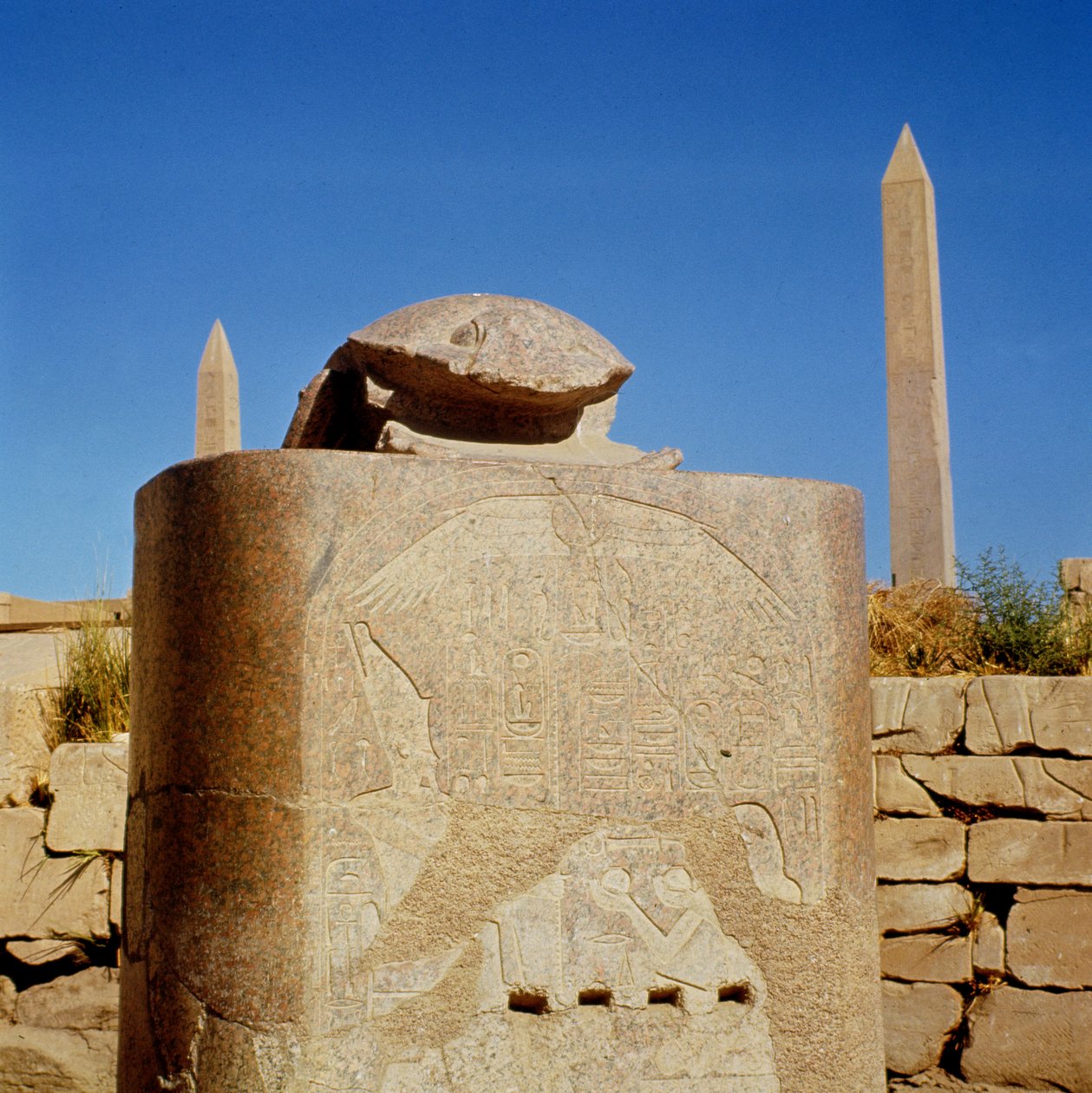Amenhotep III:n pystyttämä pyhä skarabeuspatsas Amunin temppelissä ja omistettu auringonjumalalle Atum-Kheperrelle, Uusi kuningaskunta tekijältä Egyptian 18th Dynasty