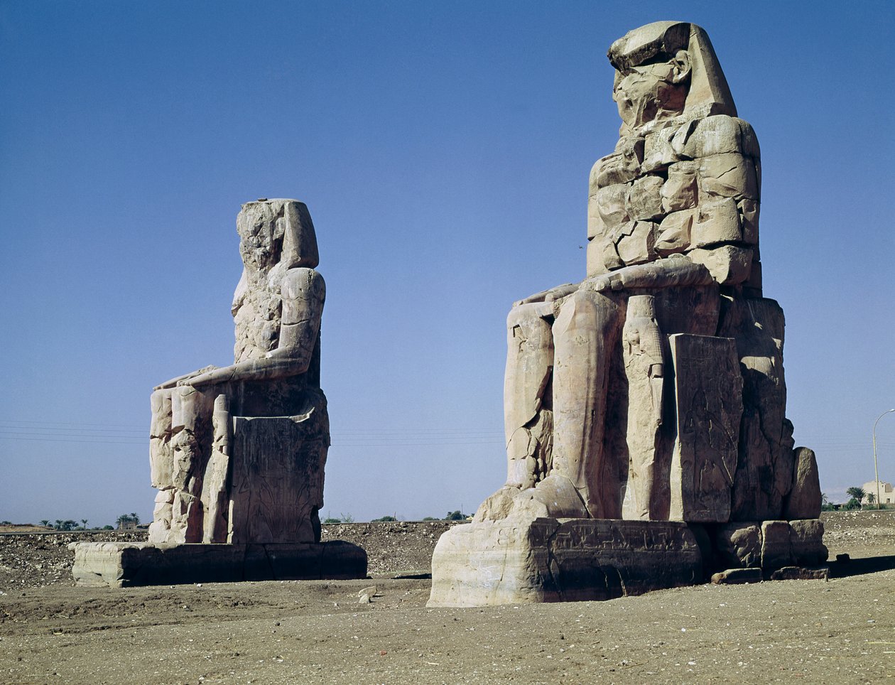Memnonin kolossit, Amenhotep III:n patsaat, noin 1375-1358 eaa. tekijältä Egyptian 18th Dynasty