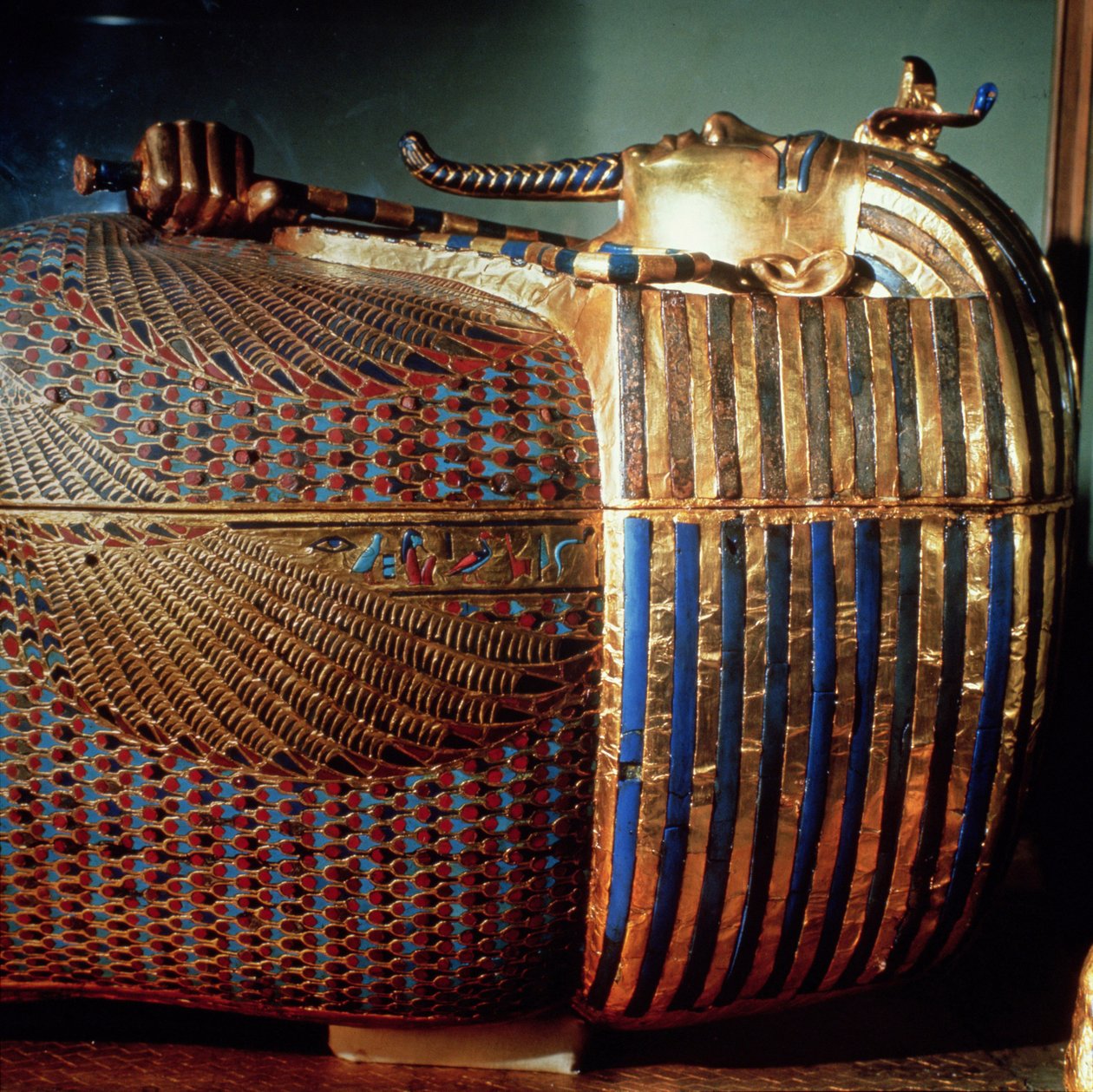 Tutankhamonin sisin arkku, jossa kuningas Osiridi-muodossa puristamassa keikkaa ja räppäriä, Tutankhamonin (n. 1370-1352 eKr.) haudasta (n. 1370-1352 eKr.) New Kingdom (pelkkikulta, lapis lazuli ym.) (deta tekijältä Egyptian 18th Dynasty