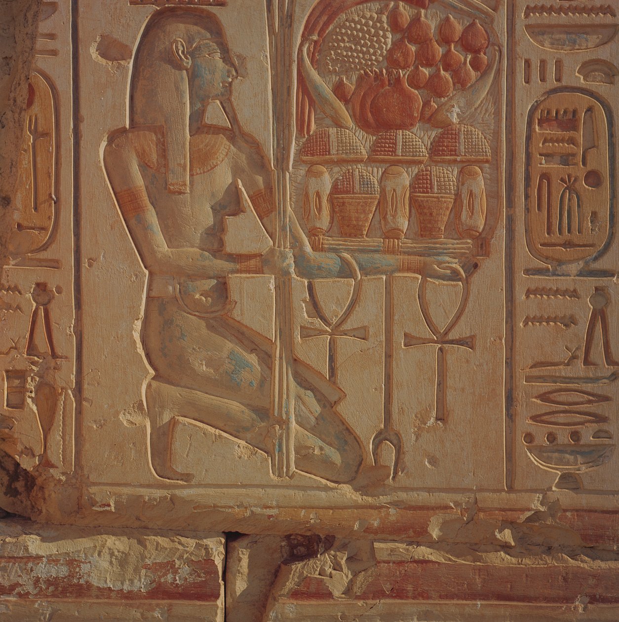 Polvistuva hahmo, joka esittelee ruokakoreja, Ramses II:n temppelistä, Uudesta kuningaskunnasta, n. 1304-1270 eKr. (maalattu hiekkakivirelief) tekijältä Egyptian 19th Dynasty
