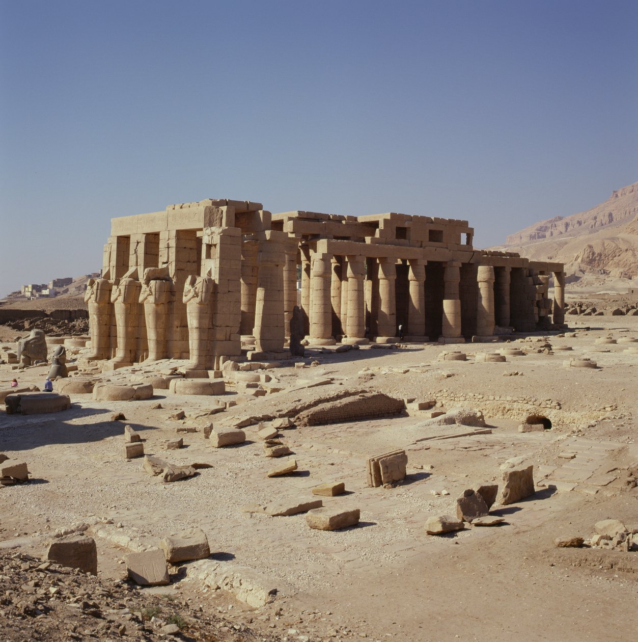 Ramses II:n (1279-1213 eKr.) Osiridihahmot, jotka reunustavat Uuden kuningaskunnan toisen hovin muureja, tekijältä Egyptian 19th Dynasty