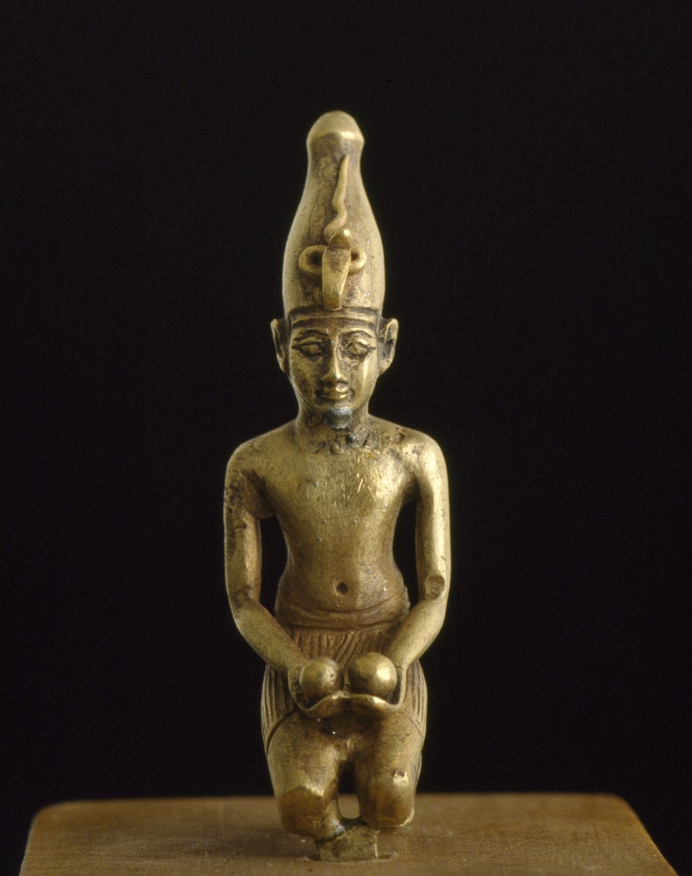 Valkoisen kruunun kuningaspatsas, jossa on kaksi viinikulhoa, kiinteästi valettua sähköä tekijältä Egyptian 19th Dynasty