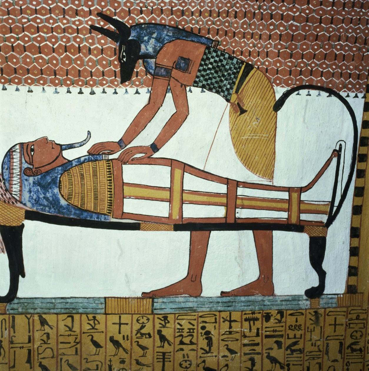 Anubis ja muumio, Sennedjemin haudasta, The Workers Village, New Kingdom (seinämaalaus) (katso myös 141757) tekijältä Egyptian 19th Dynasty