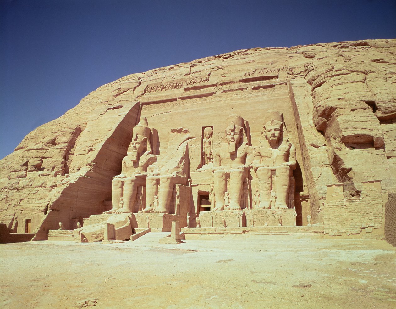 Ramses II:n temppelin julkisivu, Uusi kuningaskunta, n. 1279-1213 eaa. tekijältä Egyptian 19th Dynasty
