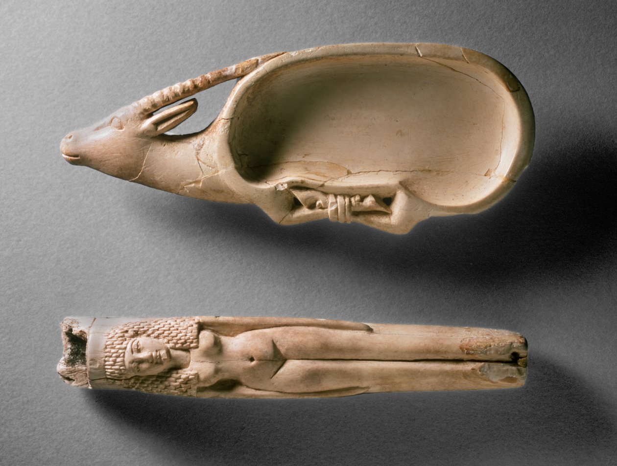 Kohl-putki alastonnaaraan muodossa ja kosmeettinen astia metsäkurin muodossa sidotuilla jaloilla, haudasta 562, Qau tekijältä Egyptian 19th Dynasty