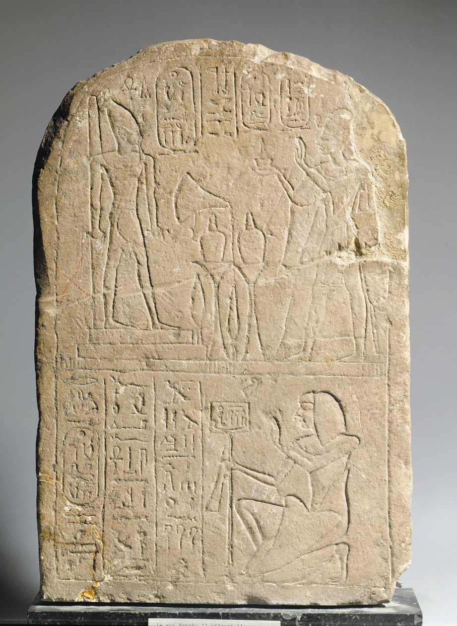 Stela, jossa Ramesses II uhraa suitsukkeita omalle kuvalleen, Uusi valtakunta (kalkkikivi). tekijältä Egyptian 19th Dynasty