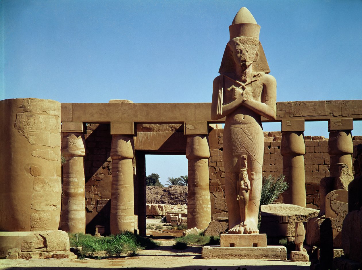 Ramses II:n kolossi: kuninkaan seisova patsas tyttärensä Benta antaneen jalkojensa edessä, Amunin suuresta temppelistä, Uudesta kuningaskunnasta, noin 1320-1200 eaa. tekijältä Egyptian 19th Dynasty