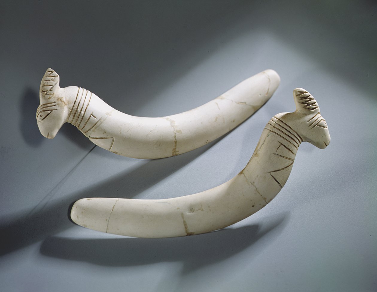 Pari kastanetteja, ohut kausi (virtahevon norsunluu) tekijältä Egyptian 1st Dynasty