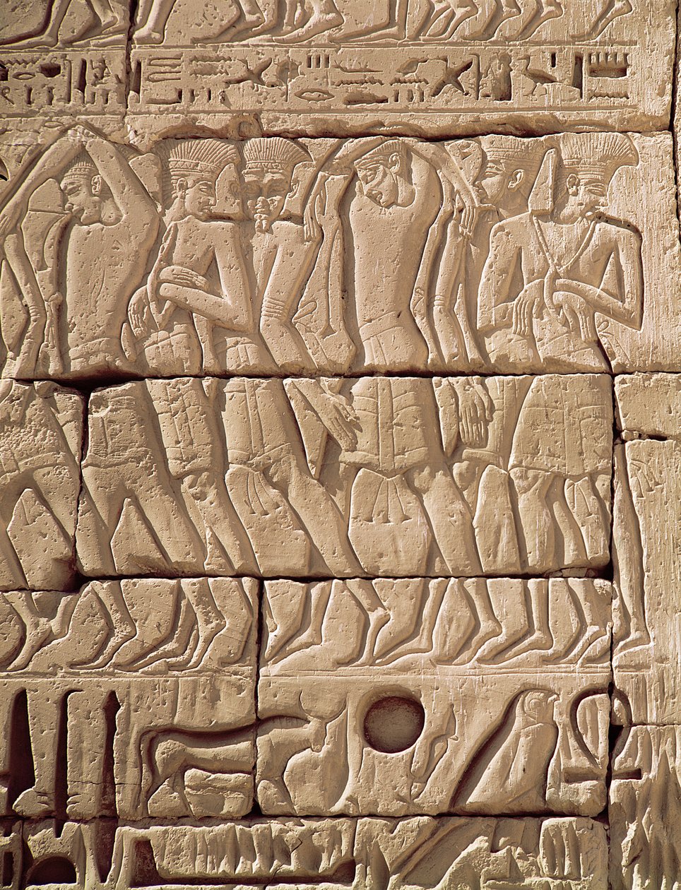 Filistealaisia vankeja johdetaan pois Ramses III:n temppelistä (n. 1184-1153 eKr.) Uusi kuningaskunta (hiekkakivi) tekijältä Egyptian 20th Dynasty