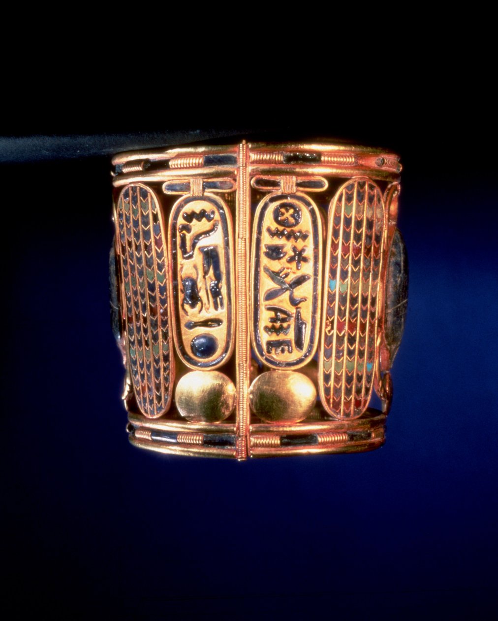 Rannekoru Psusennes I:n (n. 1039-991 eaa.) cartussilla, joka löydettiin kuningas Amenemopen käsivarsista Taniksessa, kolmas välikausi (kulta, puolijalokiveillä upotettu) tekijältä Egyptian 21st Dynasty