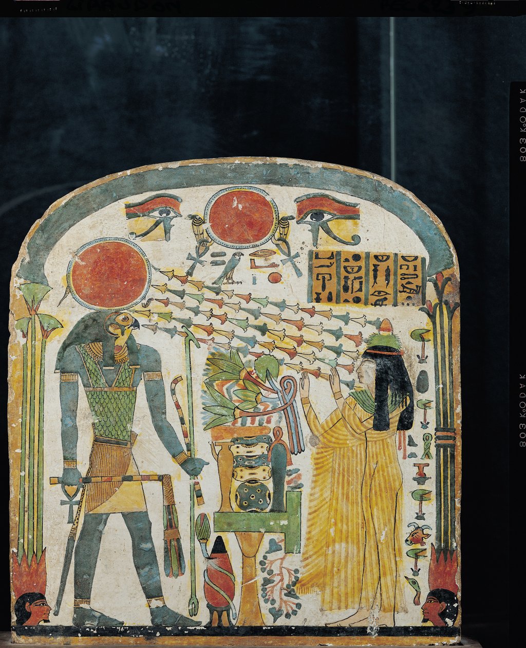 Stele of the Lady Taperet ennen Re-Horakhtia, n. 1000 eKr. (stukkottu ja maalattu puu) tekijältä Egyptian 22nd Dynasty