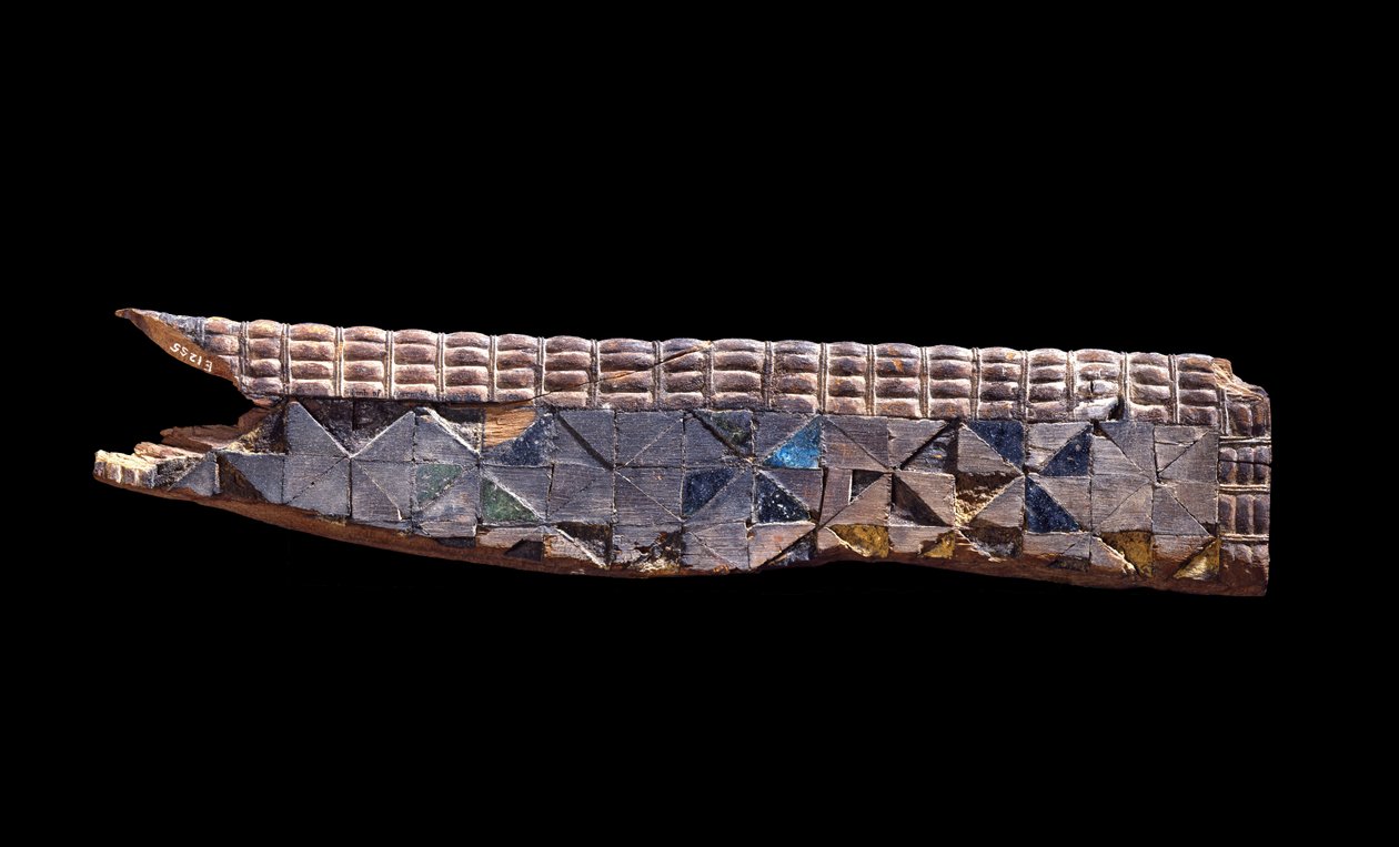 Havupuusta veistetty huonekalukatkelma, n. 2800 eKr. havupuusta upotettu fajanssi ja värillinen kipsiin upotettu puu tekijältä Egyptian 2nd Dynasty